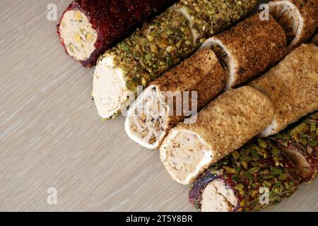Rouleaux de délice turc avec de nombreuses saveurs et garnitures différentes se ferment sur la table du marché des vendeurs bazar avec espace de copie Banque D'Images