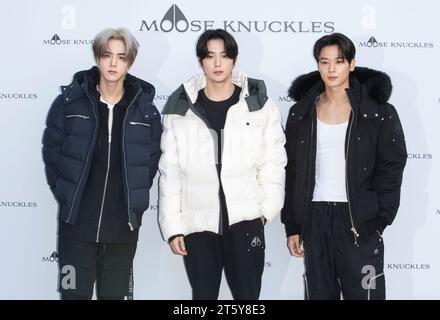 7 novembre 2023 – Séoul, Corée du Sud : (de gauche à droite) Younghoon, Hyunjae et Juyeon, membres du boys band de K-Pop The Boyz, assistent à un appel photo pour la marque de sport Moose Knuckles Photocall Event à Séoul, Corée du Sud, le 7 novembre 2023. (Photo : Lee Young-ho/Sipa USA) Banque D'Images