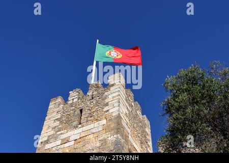 Drapeau national portugais sur le château Saint Georges (Castelo de São Jorge) à Lisbonne Banque D'Images