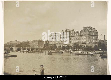 Pont Amstel sur la Sarphatistraat avec vue sur l'hôtel Amstel à Amsterdam, anonyme, 1900 Banque D'Images