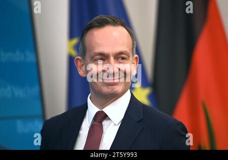 Berlin, Allemagne. 07 novembre 2023. Volker Wissing (FDP), ministre fédéral des Transports, assiste à une conférence de presse sur le financement supplémentaire du Deutschlandticket. Crédit : Britta Pedersen/dpa/Alamy Live News Banque D'Images