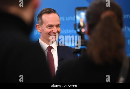 Berlin, Allemagne. 07 novembre 2023. Volker Wissing (FDP), ministre fédéral des Transports, prend la parole lors d'une conférence de presse sur la poursuite du financement du Deutschlandticket. Crédit : Britta Pedersen/dpa/Alamy Live News Banque D'Images