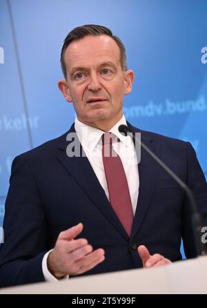 Berlin, Allemagne. 07 novembre 2023. Volker Wissing (FDP), ministre fédéral des Transports, prend la parole lors d'une conférence de presse sur la poursuite du financement du Deutschlandticket. Crédit : Britta Pedersen/dpa/Alamy Live News Banque D'Images