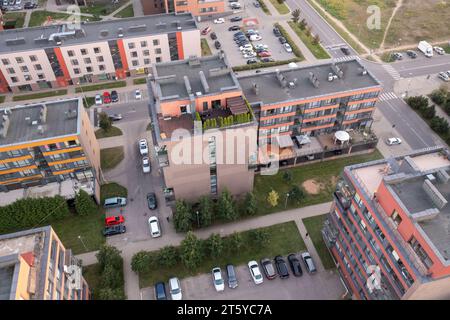 Photographie de drone du nouveau complexe d'appartements au crépuscule d'automne Banque D'Images