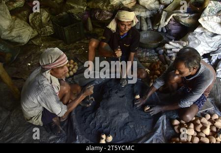 Guwahati, Guwahati, Inde. 5 novembre 2023. Les villageois fabriquent des crackers de feu traditionnels avant la fête hindoue Diwali, la fête de la lumière dans le district de Nalbari en Assam Inde le dimanche 5 novembre 2023. (Image de crédit : © Dasarath Deka/ZUMA Press Wire) USAGE ÉDITORIAL SEULEMENT! Non destiné à UN USAGE commercial ! Banque D'Images