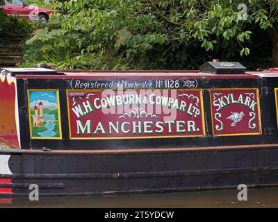 Décoration sur le bateau étroit Skylark, amarré à Denford sur le canal Caldon Banque D'Images