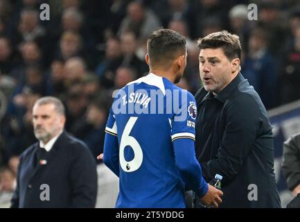 Londres, Royaume-Uni. 06 novembre 2023. Mauricio Pochettino Chelsea Manager parle avec Thiago Silva de Chelsea. Match de Premier League, Tottenham Hotspur contre Chelsea au Tottenham Hotspur Stadium à Londres le lundi 6 novembre 2023. Cette image ne peut être utilisée qu'à des fins éditoriales. Usage éditorial seulement photo de Sandra Mailer/Andrew Orchard photographie sportive/Alamy Live News crédit : Andrew Orchard photographie sportive/Alamy Live News Banque D'Images