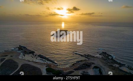 Vue aérienne de l'île de Yeronisos au coucher du soleil, Cap Drepanum, Agios Georgios, Chypre Banque D'Images