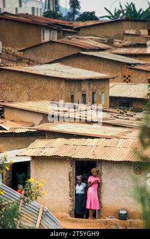 Rwanda, Kigali ; deux femmes dans une maison dans un bidonville. Banque D'Images