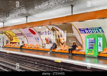 Intérieur de la station de métro Saint-Philippe du roule sur la ligne 9 du métro Paris - Paris 8, France. Banque D'Images