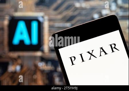 Dans cette illustration photo, le studio américain de film d'animation informatique appartenant à Disney, logo Pixar vu affiché sur un smartphone avec une puce d'intelligence artificielle (IA) et symbole en arrière-plan. Banque D'Images