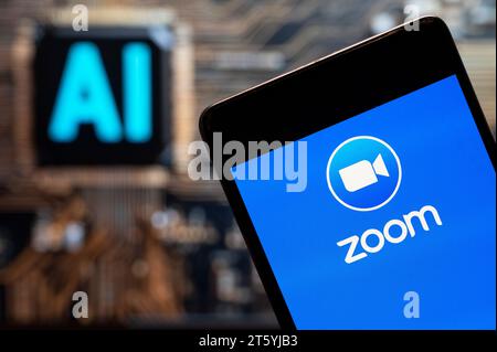 Chine. 03 novembre 2023. Dans cette illustration photo, le logo de la société américaine de communications vidéo Zoom (NASDAQ : ZM) vu affiché sur un smartphone avec une puce d'intelligence artificielle (IA) et un symbole en arrière-plan. (Photo de Budrul Chukrut/SOPA Images/Sipa USA) *** strictement à des fins éditoriales *** crédit : SIPA USA/Alamy Live News Banque D'Images