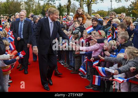HENGEVELDE - le roi Willem-Alexander est accueilli par des écoliers à son arrivée à Kulturhus de Marke lors d'une visite au village de Hengevelde. Le village d’Overijssel bénéficie d’un climat entrepreneurial fort avec plus de 150 entreprises et plus d’un millier d’emplois. ANP VINCENT JANNINK netherlands Out - belgique Out Banque D'Images