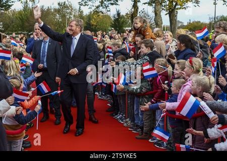 HENGEVELDE - le roi Willem-Alexander est accueilli par des écoliers à son arrivée à Kulturhus de Marke lors d'une visite au village de Hengevelde. Le village d’Overijssel bénéficie d’un climat entrepreneurial fort avec plus de 150 entreprises et plus d’un millier d’emplois. ANP VINCENT JANNINK netherlands Out - belgique Out Banque D'Images