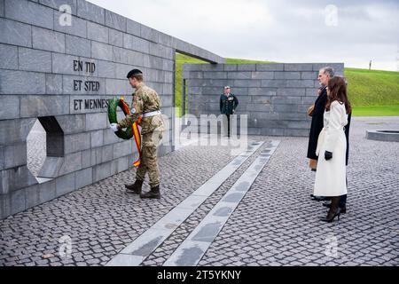 Le Prince héritier Frederik, la Princesse héritière Marie, le Roi Felipe et la Reine Letizia participent à la cérémonie de dépôt de couronnes à Kastellet la Citadelle à Copenhague, mardi 7 novembre 2023. Le couple royal espagnol effectue une visite d'État de trois jours au Danemark. (Photo : Martin Sylvest/Ritzau Scanpix 2023) Banque D'Images