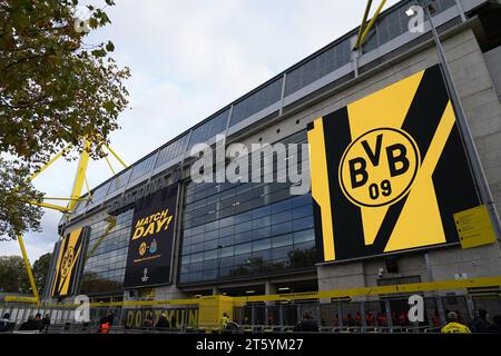 Une vue générale de l'extérieur du stade avant le match de l'UEFA Champions League Group F au signal Iduna Park, Dortmund. Date de la photo : mardi 7 novembre 2023. Banque D'Images