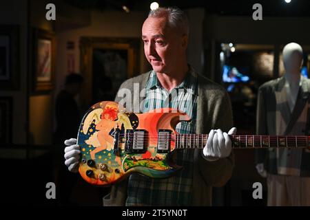 La guitare Fool d'Eric Clapton est exposée lors de l'avant-première médiatique de Julien pour la vente aux enchères de guitares et de souvenirs emblématiques rock'n'roll jouées, portées, déchirées Banque D'Images