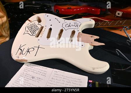 Scène-Played de Kurt Cobain et Smashed Cream Fender Stratocaster exposés lors de l'avant-première médiatique pour l'icône du rock'n'roll joué, usé, déchiré de Julien Banque D'Images