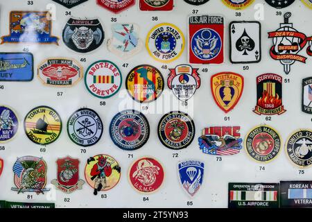 États-Unis, Washington, National Mall, boutique vendant armoiries, emblèmes et pièces de l'armée américaine, de l'armée de l'air, de la guerre du Vietnam, etc. Près des mémoriaux de guerre à la statue de Lincoln Banque D'Images