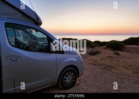 Campervan après le coucher du soleil, camping-car sur parking en bord de mer, mini camping-car avec toit ouvrant, toit ouvert, camping sauvage, autoportant, Costa Verde Banque D'Images