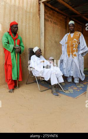 NIGER Zinder, village BABAN TAPKI, chef du village avec garde, homme portant un Boubou Banque D'Images