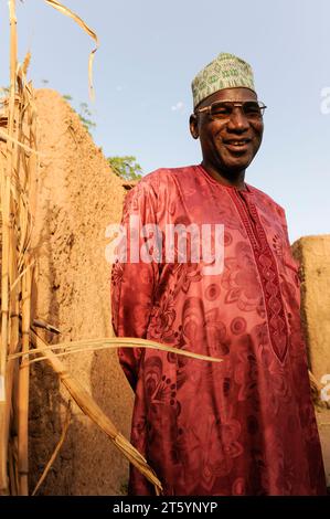 NIGER Zinder, village BABAN TAPKI, homme à la casquette islamique et en vêtement Boubou Banque D'Images