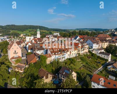 Vue aérienne de la ville de Stockach avec l'église de St. Oswald dans la ville haute, centre-ville historique, Hegau, quartier de Constance Banque D'Images