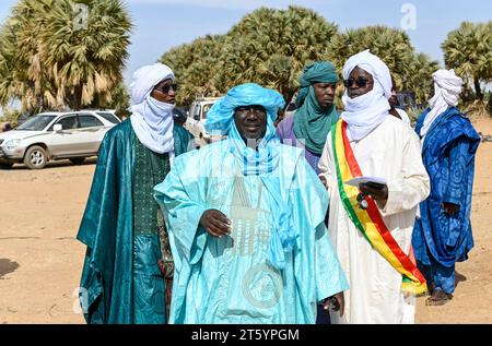 MALI, Gao, village BAGOUNDJÉ , les responsables locaux portant le turban Tagelmust et la robe Boubou en tissu damassé / Dorf BAGOUNDJÉ, lokale Beamte mit Tagelmust und im Boubou Gewand aus Damast Stoff Banque D'Images