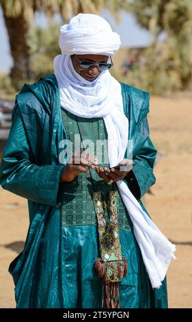 MALI, Gao, village BAGOUNDJÉ , fonctionnaire local portant le turban Tagelmust et la robe Boubou en tissu damassé / Dorf BAGOUNDJÉ, lokaler Beamter mit Tagelmust und im Boubou Gewand aus Damast Stoff Banque D'Images