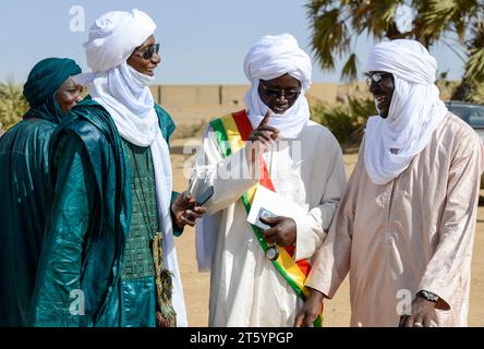 MALI, Gao, village BAGOUNDJÉ , les responsables locaux portant le turban Tagelmust et la robe Boubou en tissu damassé / Dorf BAGOUNDJÉ, lokale Beamte mit Tagelmust und im Boubou Gewand aus Damast Stoff Banque D'Images