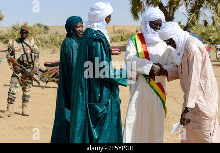 MALI, Gao, village BAGOUNDJÉ , les responsables locaux portant le turban Tagelmust et la robe Boubou en tissu damassé, derrière le soldat malien avec la mitrailleuse Kalashnikov AK-47 / Dorf BAGOUNDJÉ, lokale Beamte mit Tagelmust und im Boubou Gewand aus Damast Stoff, Kalhinten malischer Soldat der Arengasnieweekama mit Maskow Banque D'Images