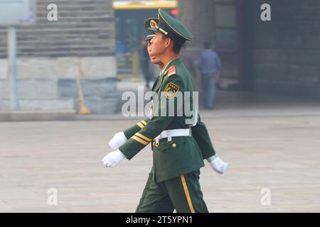 Deux soldats de l'Armée populaire de libération marchent près de la place Tiananmen, Pékin, Chine. Banque D'Images