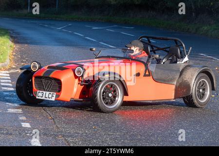 Une voiture de sport orange 2013 Caterham Seven sur la route, Angleterre, Royaume-Uni Banque D'Images