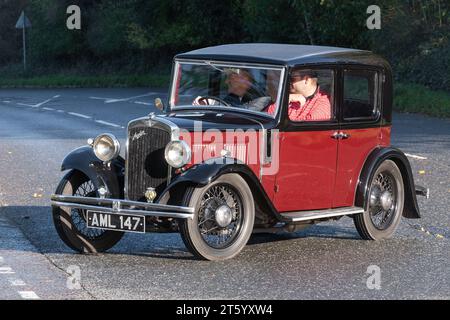 Une voiture rouge et noire Austin 10 1933 sur la route, Angleterre, Royaume-Uni Banque D'Images