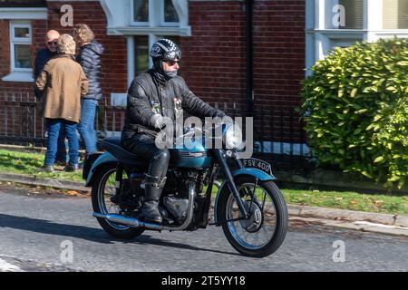 Homme conduisant une moto ou une moto Triumph 650 cc 1955, Angleterre, Royaume-Uni Banque D'Images