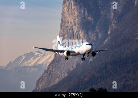 Avion Finnair, Airbus A320-214, approchant de l'aéroport d'Innsbruck Kranebitten, montagnes enneigées des Alpes, Innsbruck, Tyrol, Autriche Banque D'Images