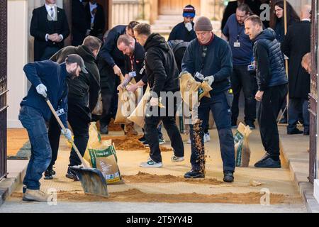 Westminster, Londres, Royaume-Uni. 7 novembre 2023. Sable répandu à l'entrée du souverain avant l'arrivée de la calèche à cheval sa Majesté le Roi Charles III au Palais de Westminster pour l'ouverture d'État du Parlement. Ce sera le premier discours du roi de sa Majesté depuis qu'il est devenu monarque. Photo par Amanda Rose/Alamy Live News Banque D'Images