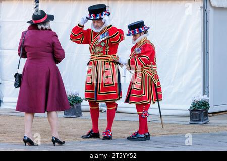 Westminster, Londres, Royaume-Uni. 7 novembre 2023. Les gardiens Yeoman ajustent leurs uniformes avant l'arrivée de sa Majesté le Roi Charles III au Palais de Westminster pour l'ouverture officielle du Parlement. Ce sera le premier discours du roi de sa Majesté depuis qu'il est devenu monarque. Photo par Amanda Rose/Alamy Live News Banque D'Images