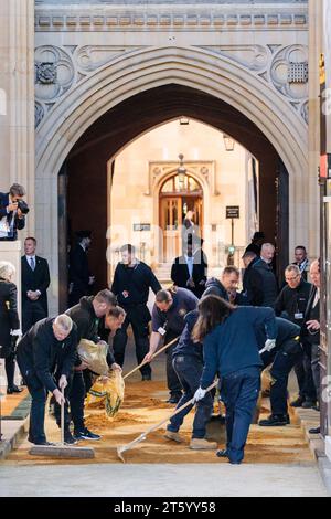 Westminster, Londres, Royaume-Uni. 7 novembre 2023. Sable répandu à l'entrée du souverain avant l'arrivée de la calèche à cheval sa Majesté le Roi Charles III au Palais de Westminster pour l'ouverture d'État du Parlement. Ce sera le premier discours du roi de sa Majesté depuis qu'il est devenu monarque. Photo par Amanda Rose/Alamy Live News Banque D'Images