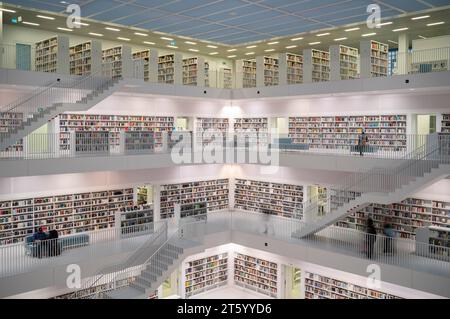 Vue intérieure, hall de la galerie avec escaliers de la bibliothèque de la ville, architecte Eun Young Yi, Stuttgart, Baden-Wuerttemberg, Allemagne Banque D'Images