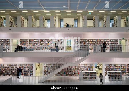 Vue intérieure, hall de la galerie avec escaliers de la bibliothèque de la ville, architecte Eun Young Yi, Stuttgart, Baden-Wuerttemberg, Allemagne Banque D'Images