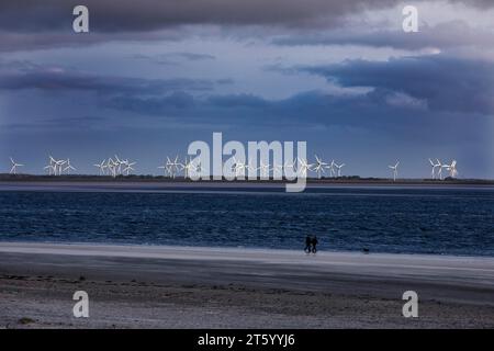 De la plage de Norderney de nombreuses éoliennes peuvent être vues à Norddeich, Frise orientale, Basse-Saxe, Allemagne Banque D'Images