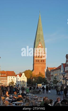 22.10.2011 Lüneburg/ Innenstadt/ Am Sande Deutschland/ Niedersachsen/ Lüneburg/ Innenstadt/ Am Sande/ Blick auf die St. Johanniskirche/ Backsteinhäuser/ historische Architektur/ historische Gebäude/ Tourismus/ Reisen/ Einkaufen/ Geschäfte/ Gastronomie/ Strassencafe/ Besucher/ Gäste/ Nutzung nur redaktionell/ *** 22 10 2011 Lüneburg Innenstadt am Sande Allemagne Basse-Saxe Lüneburg Innenstadt am Sande vue de St Johanniskirche Brick Maisons Architecture historique bâtiments historiques bâtiments historiques Tourisme Tourisme Tourisme Tourisme magasins de la rue en briques les clients utilisent uniquement à des fins éditoriales Banque D'Images