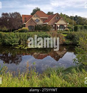 Maison directement sur le canal Grossefehn Ouest, Westgrossefehn, Grossefehn, Frise orientale, Basse-Saxe, Allemagne Banque D'Images