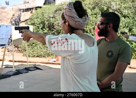 Gush Etzion, Cisjordanie. 06 novembre 2023. Une femme juive israélienne assiste à une séance de formation pour l’utilisation d’une arme de poing à l’Académie de lutte contre la terreur et la sécurité du calibre 3 à Gush Etzion, Cisjordanie, le lundi 6 novembre 2023. Les Israéliens se précipitent pour obtenir des permis d’armes à feu en raison d’un sentiment d’insécurité après le massacre du Hamas en octobre 7 le long de la frontière de Gaza. Photo de Debbie Hill/ crédit : UPI/Alamy Live News Banque D'Images