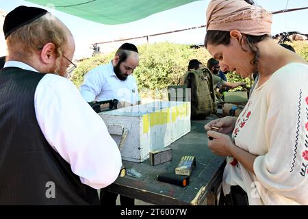 Gush Etzion, Cisjordanie. 06 novembre 2023. Des Juifs israéliens placent des balles dans un magazine lors d’une séance d’entraînement pour utilisation d’une arme de poing à l’Académie de lutte contre la terreur et la sécurité du calibre 3 à Gush Etzion, Cisjordanie, le lundi 6 novembre 2023. Les Israéliens se précipitent pour obtenir des permis d’armes à feu en raison d’un sentiment d’insécurité après le massacre du Hamas en octobre 7 le long de la frontière de Gaza. Photo de Debbie Hill/ crédit : UPI/Alamy Live News Banque D'Images