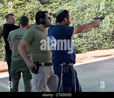 Gush Etzion, Cisjordanie. 06 novembre 2023. Les Juifs israéliens assistent à une session de formation pour l’utilisation d’une arme de poing à l’Académie de lutte contre la terreur et la sécurité du calibre 3 à Gush Etzion, Cisjordanie, le lundi 6 novembre 2023. Les Israéliens se précipitent pour obtenir des permis d’armes à feu en raison d’un sentiment d’insécurité après le massacre du Hamas en octobre 7 le long de la frontière de Gaza. Photo de Debbie Hill/ crédit : UPI/Alamy Live News Banque D'Images