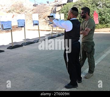 Gush Etzion, Cisjordanie. 06 novembre 2023. Un juif ultra-orthodoxe assiste à une session de formation pour l’utilisation d’une arme de poing à l’Académie de lutte contre la terreur et la sécurité du calibre 3 à Gush Etzion, Cisjordanie, le lundi 6 novembre 2023. Les Israéliens se précipitent pour obtenir des permis d’armes à feu en raison d’un sentiment d’insécurité après le massacre du Hamas en octobre 7 le long de la frontière de Gaza. Photo de Debbie Hill/ crédit : UPI/Alamy Live News Banque D'Images