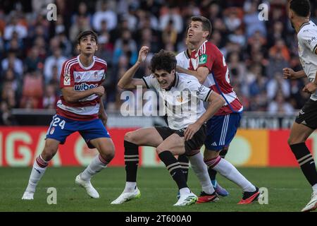 Javi Guerra (Valencia CF) et Gerard Gumbau (Granada FC) en action lors du match entre Valencia CF et Granada CF de LaLiga EA Sports à l'Estadio Mestalla. Scores finaux ; Valencia CF 1-0 Granada CF. Banque D'Images