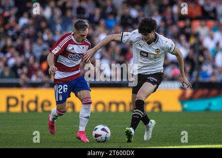 Javi Guerra (Valencia CF) et Bryan Zaragoza (Granada FC) en action lors du match entre Valencia CF et Granada CF de LaLiga EA Sports à l'Estadio Mestalla. Scores finaux ; Valencia CF 1-0 Granada CF. Banque D'Images